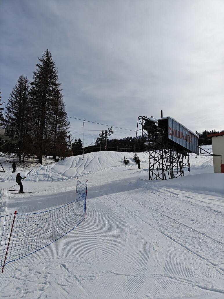 Der ältere der beiden Schlepplifte ist seit letztem Jahr nicht mehr in Betrieb und rostet vor sich hin. Seine Förderleistung wäre, besonders an Spitzentagen dringen benötig. Kurioserweise wurde die Lifttrasse trotzdem präpariert