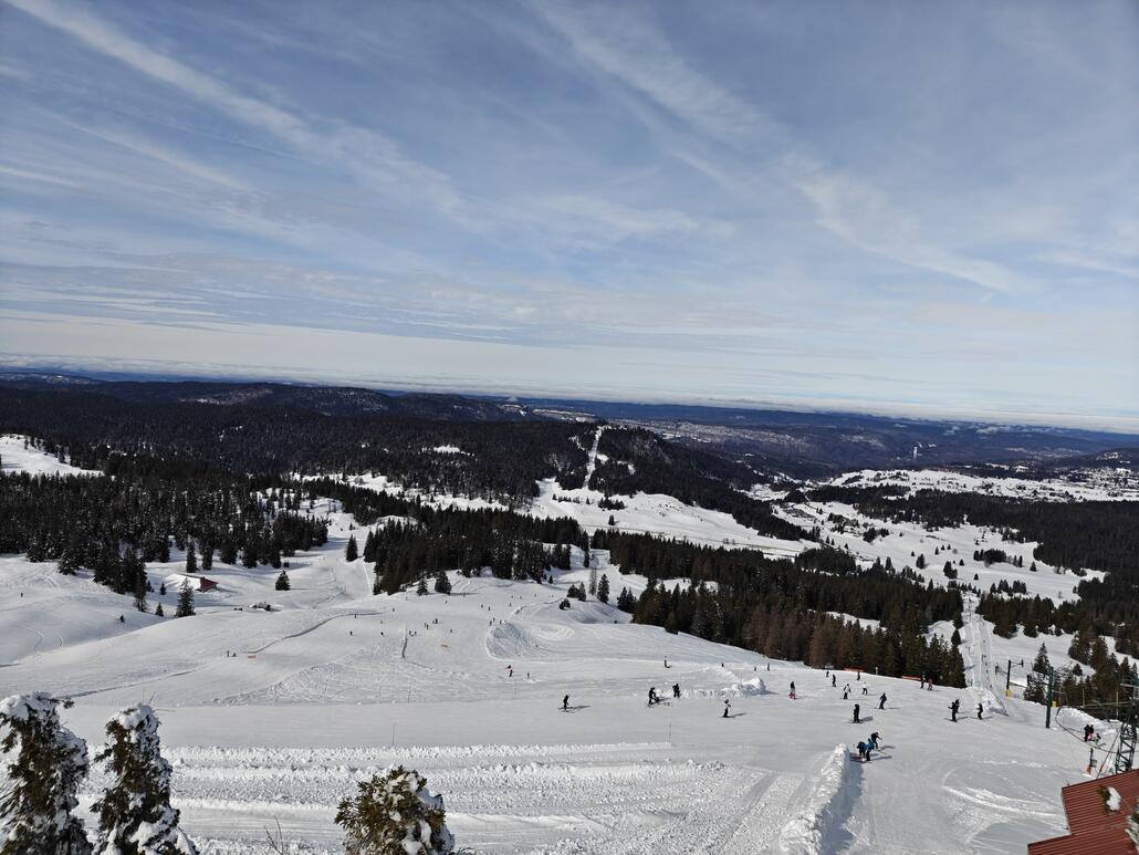 Blick vom Grat oberhalb der Couvaloup Lifte auf die Pisten und Richtung Les Tuffes