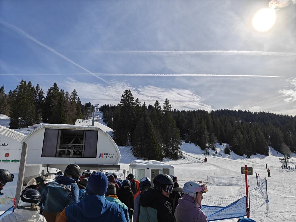Gegen Mittag war die Schlange am Dole Sessellift bereits deutlich kürzer