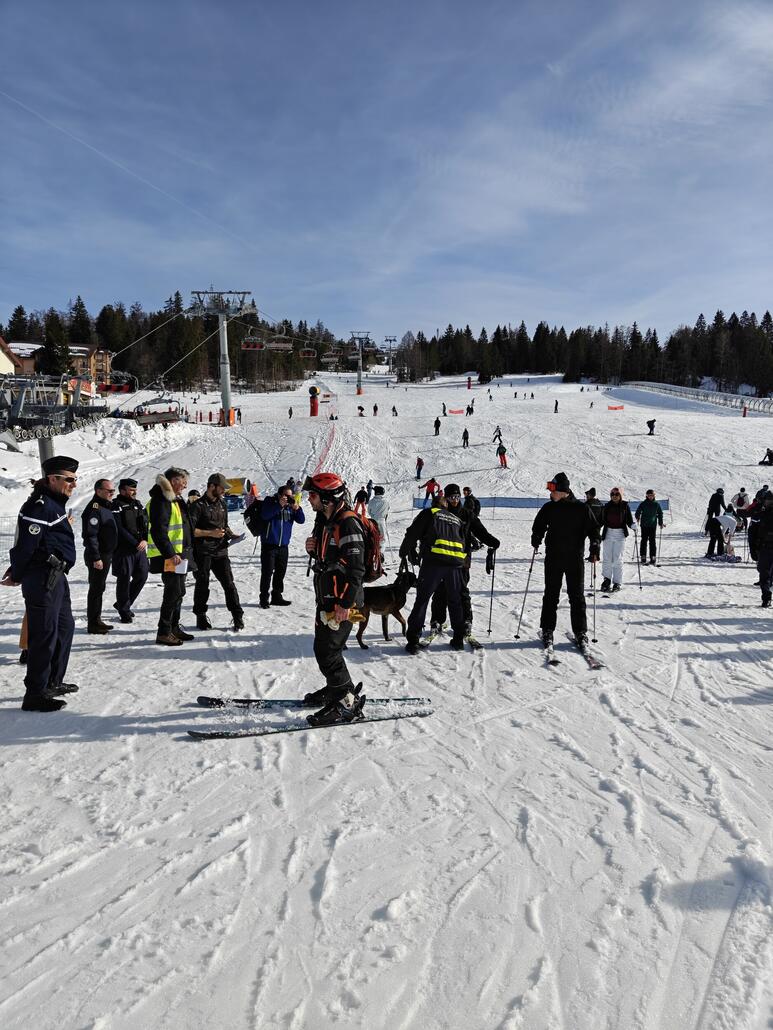 So etwas habe ich noch nie erlebt - Polizei mit Spürhunden an der Talstation des Juvenceaux. Was die Wohl wollten? <br /><br />Die Franzosen waren grösstenteils nur hier unterwegs, man hat das Gefühl dass sie sich weder auf die Schlepplifte, noch auf Schweizer Boden trauen.