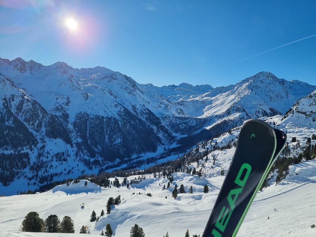 Natürlich wieder direkt in die Sonne zum Plan du Fou.<br />Die ersten 2 Abfahrten sind klasse, jedoch teilweise sehr hart, aber keine zu glatten Stellen