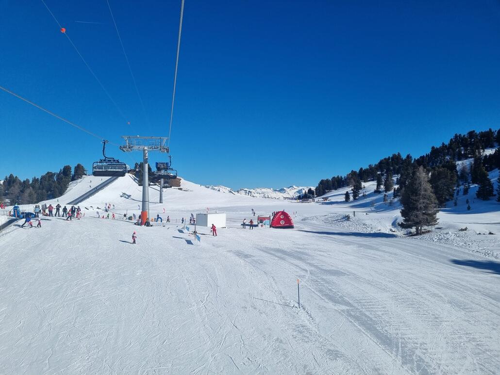 Bis 10 Uhr bekam ich 6 Wiederholungsfahrten an der gleichen Abfahrt zustande bevor die Massen aus Verbier kamen. Daher rüber nach Nendaz, hier der Anfängerbereich.<br />Die schwarze am Plan du Fou war so schlecht wie noch nie.<br />Da muss massiv etwas beim Präparieren schiefgelaufen sein. Komplett voller Eisbröckel und vormittags nicht fahrbar