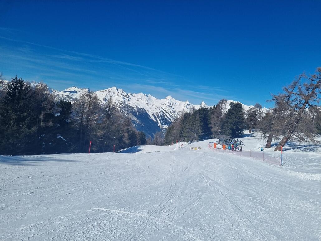 Also direkt hin, die Einfahrt links vom Schlepper