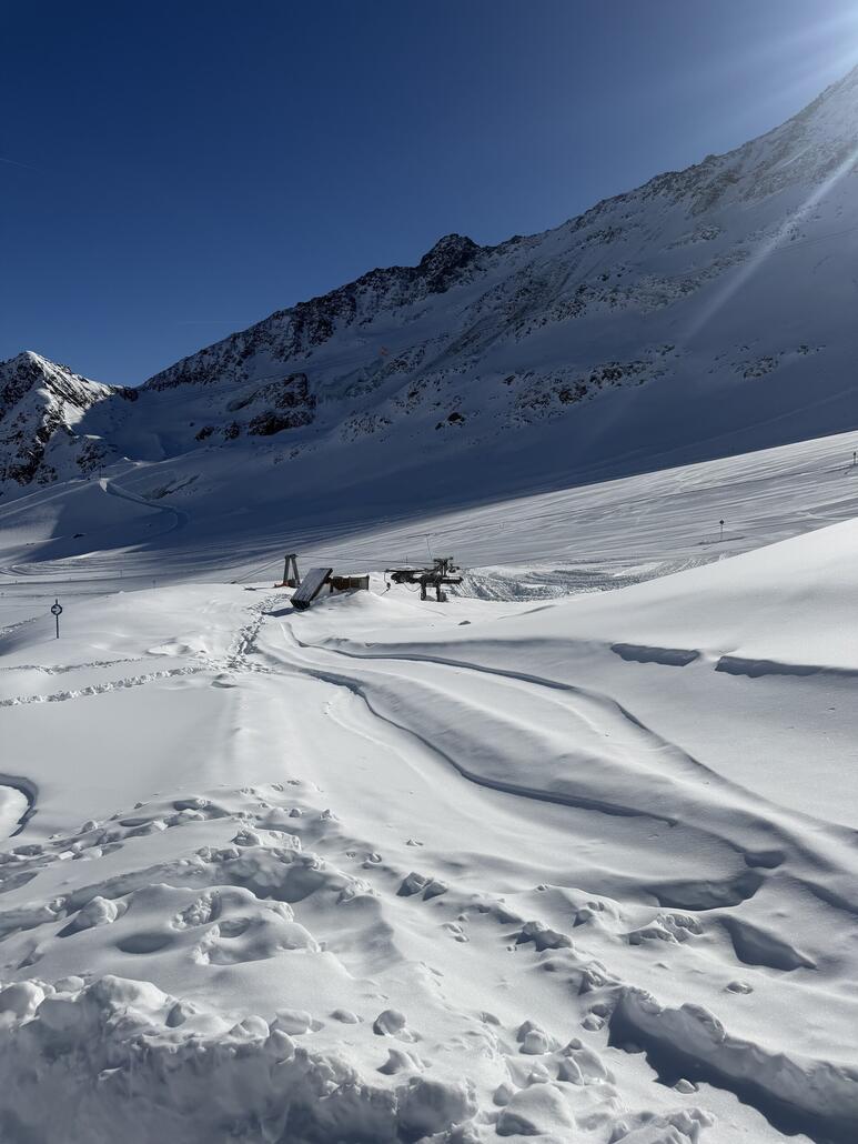 Fernerlift teils im Schnee versunken