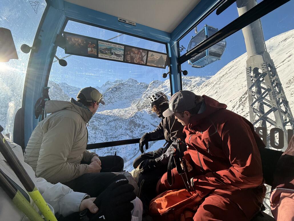 Bergfahrt frühmorgens. Alles staunt