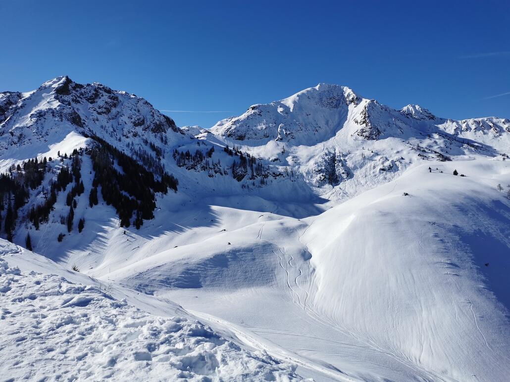 2. Blick Richtung Wildseeloder. In der Höhe hats schon einiges geschneit. Wenn es allerdings so warm bleibt, werden sich auch die Freerider schwer tun.