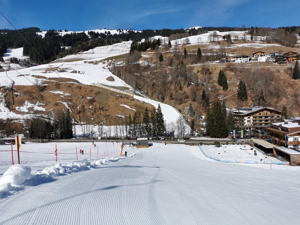 10. Kurzer Fußmarsch zum Wieshoflift. Es bräuchte hier nur noch gerade über den Bach eine Brücke. Dann wär es perfekt. Momentan muss man rechts zum Hotel bis zur Hauptstraße gehen. Dann über die Brücke, die Straße queren und wieder zurück zum Lift.