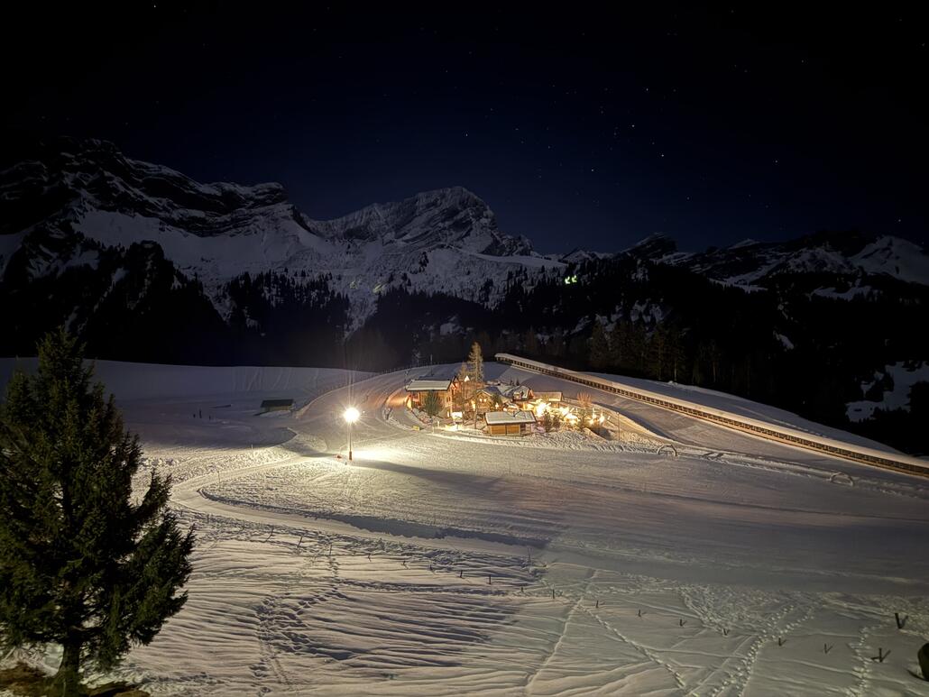 Ankunft am Parkplatz. Unseren Unterkunft im «Refuge de Frience» liegt noch 100 m weiter von Ski- und Rodelpisten umrundet.