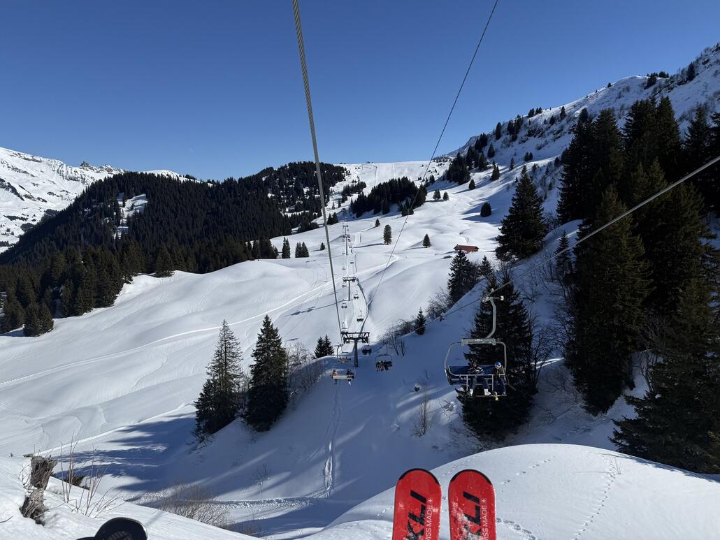 4-KSB «Conche - Mi Laouissalet» rüber ins Teilgebiet von Les Diablerets.