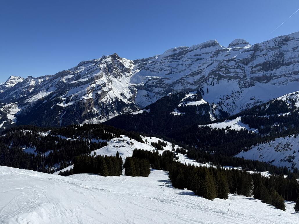 Von «Meilleret» führt eine hübsche und relativ steile schwarze Abfahrt runter nach «Les Mazots». Ein sulziger Genuss heute, dafür haben wir die Piste nur für uns!