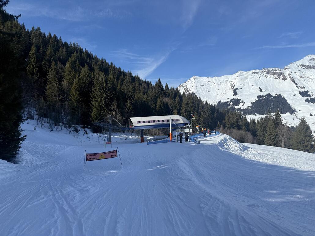 An der 4-KSB von Ruvine zum Meilleret ist am Nachmittag nicht mehr viel los. Logisch, die meisten Pisten sind auch verkarrt.