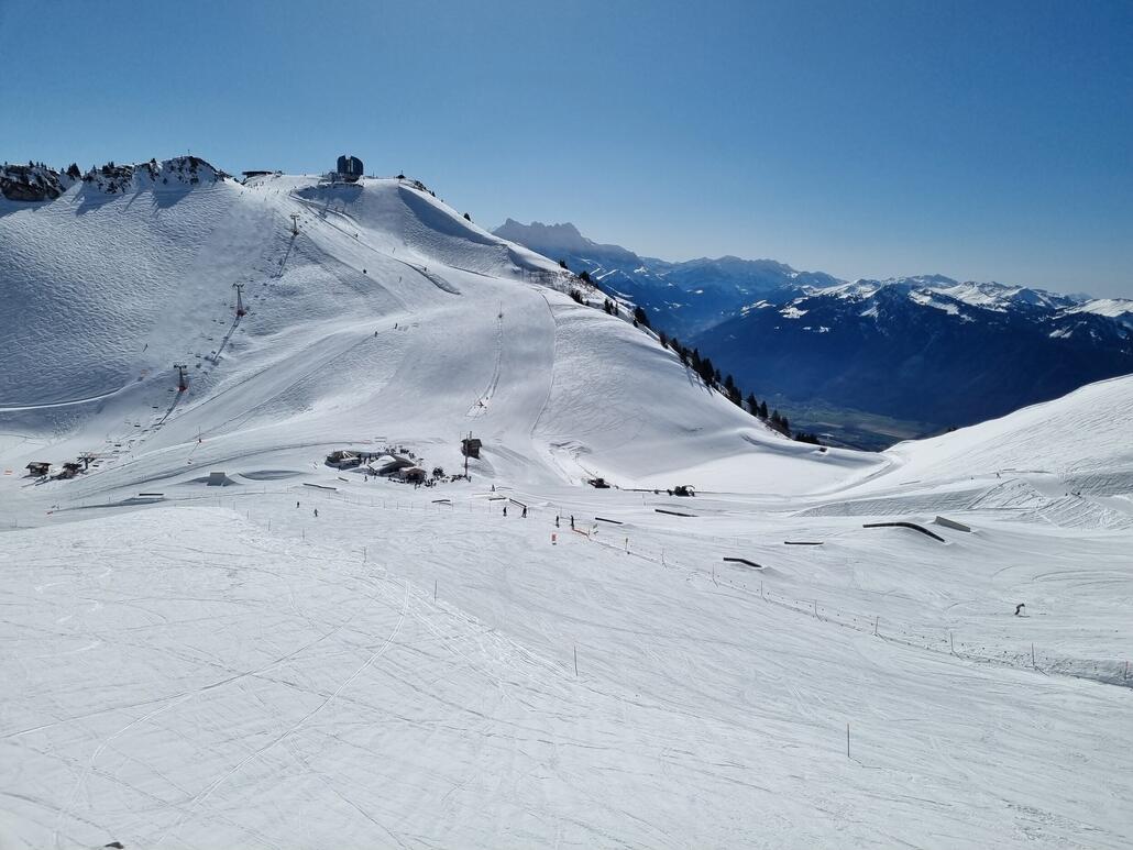 Oben Blick zur Berneuse. Leider halt hier mit unglaublich lahmen Sesselbahnen