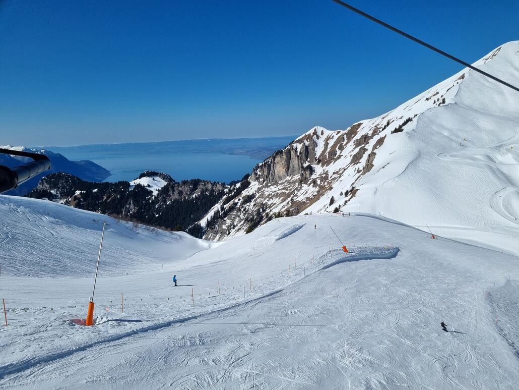 Die  westlichste Piste war am schönsten, noch richtig griffig und sehr wenig befahren.<br />Dazu mit ein paar Schwüngen mit direktem Seeblick
