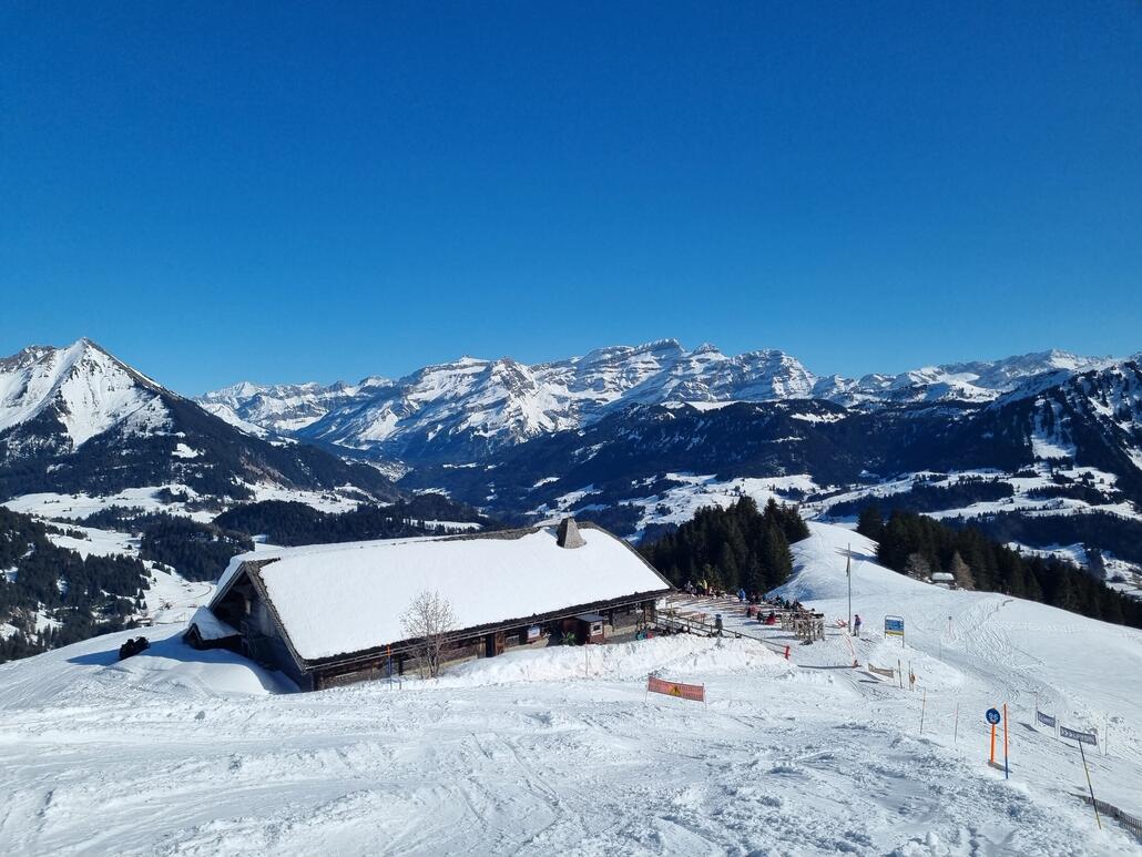Hier dann die Hütte auf dem Weg zum Choulet. Die Pisten hier liegen nachmittags unten leider schon grösstenteils im Schatten