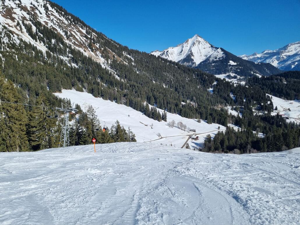 Ich mag die Ecke hier sehr gerne auch mit dem lahmen 2er Sessel. Hier war auch zeitweise geschlossen wegen Schneemangel
