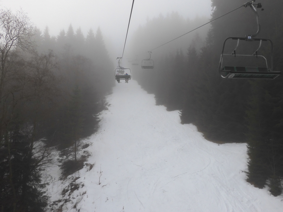8:30 Uhr Es öffnen nun die restlichen Lifte. Bergfahrt mit der Promibahn unten im Nebel.