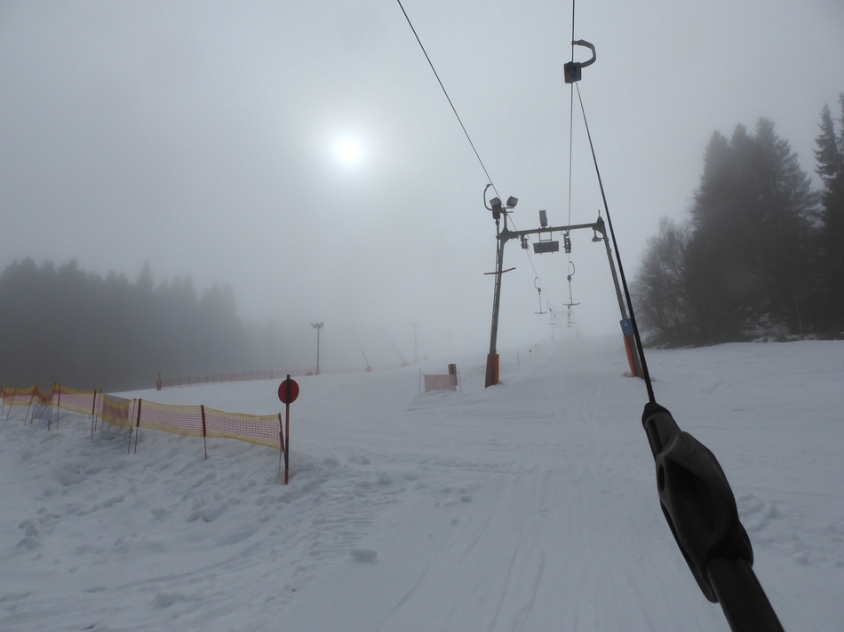 Beim Sonnenlift kämpft sich die Sonne durch den Nebel