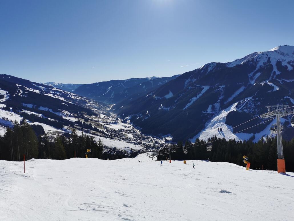 1. Bereits an der Bernkogelabfahrt. In der Früh noch herrliche Pisten. Aber schon leicht aufgefirnt.