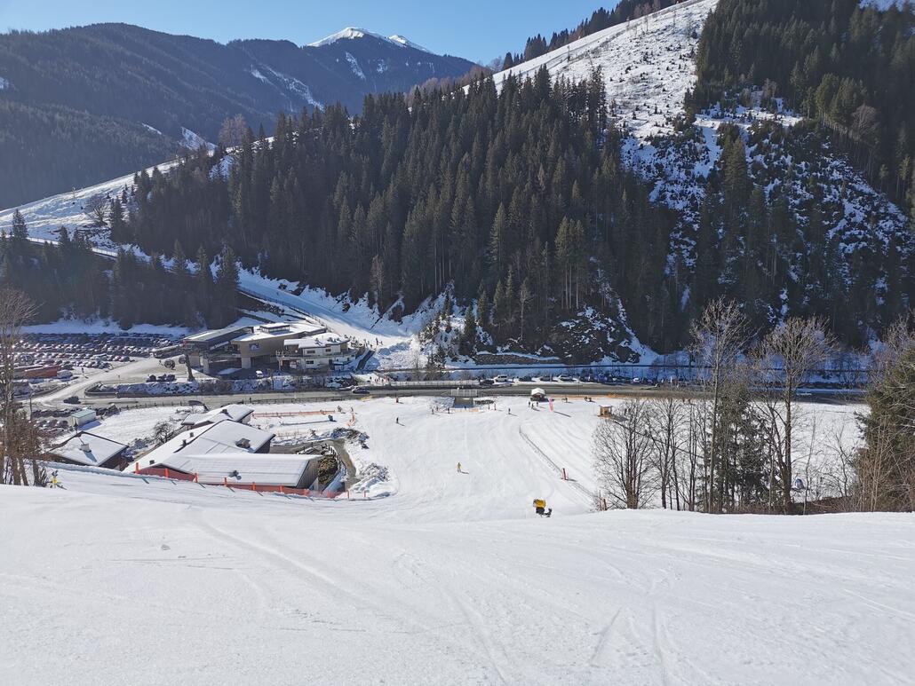 2. Über die Jausern gehts zur Schönleitenbahn. Hier wäre es ja regulär zum einsteigen in den Bus nach Viehhofen. Der Bus fährt zwar, aber in Viehhofen wirst du momentan stranden, da der ZellamSeeXpress defekt ist. Scheinbar für die restliche Saison. Was also alternativ tun? Nun. Hier unten an der Landesstraße gibt es eine Bushaltestelle.
