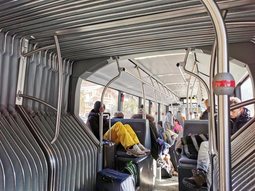 3. An dieser halten die Busse der Linie 680, die den Bahnhof von Zell am See zum Ziel haben. Also hinein in den Bus und los geht die Fahrt.
