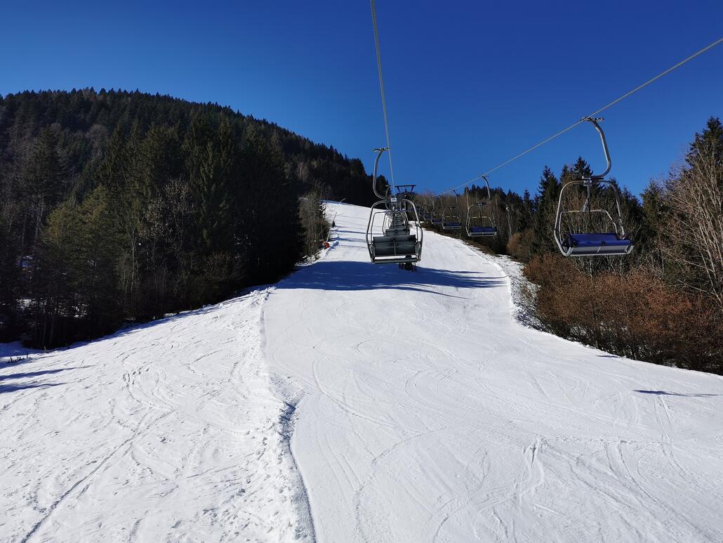 6. Aber jetzt nochmal hinunter zur Ebenbergbahn. Schöner gemütlicher Lift. Und endlich ist auch die schwarze Abfahrt hier geöffnet. Die ist auch so ein kleiner Geheimtipp. Meistens findet man hier noch frische Walzenspuren.