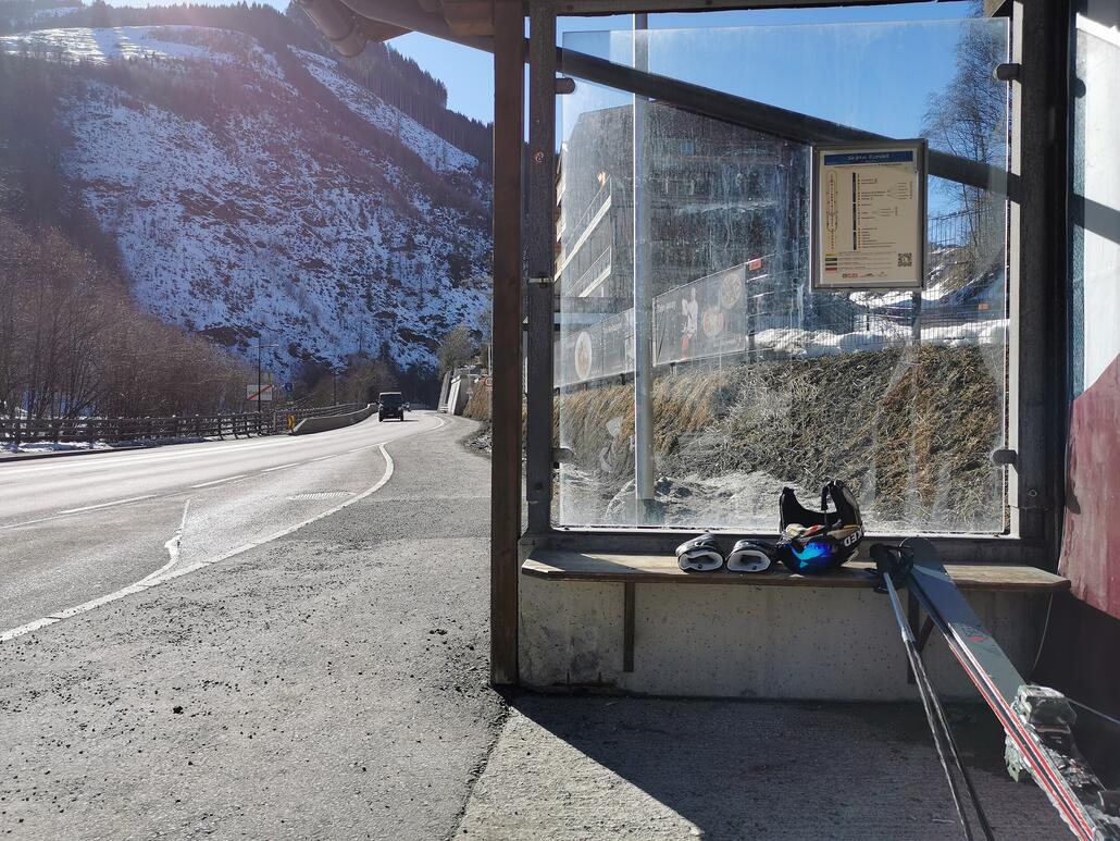 14. Die Bushaltestelle. Nun heißt es hoffen, dass doch noch der Skibus Viehhofen fährt. Und Spoiler: Ja er fährt im 10 Minuten Takt...und ich der einzige Fahrgast.