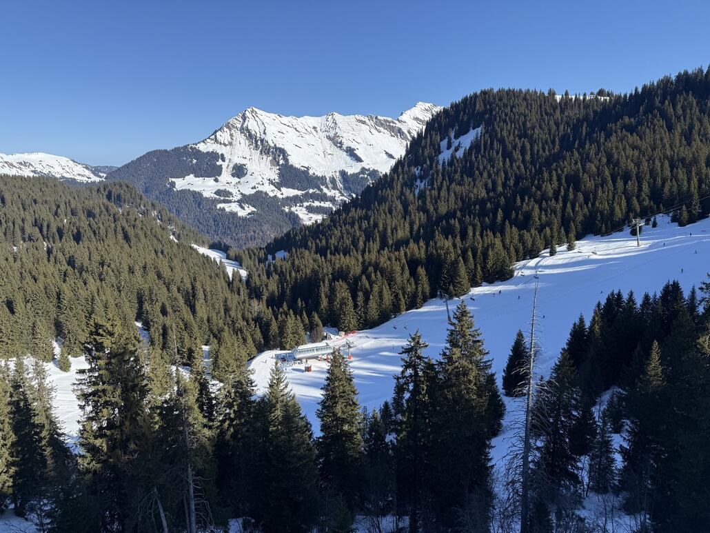 Aus der Verbindungsbahn blickt man bereits auf die Talstation «Laouissalet»