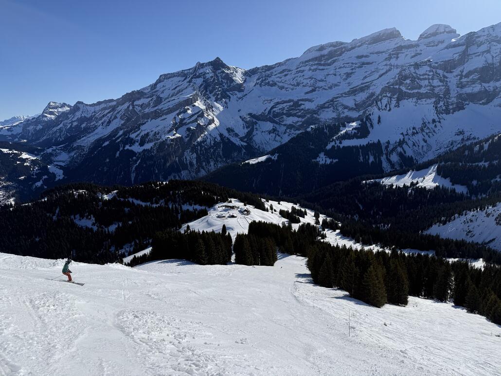 IMG_2982.jpeg (1.07 MiB) 693 mal betrachtet Die schwarze Abfahrt von Meilleret nach Les Mazots ist bereits schön sulzig, aber noch wenig befahren. Hoffentlich können wir bald dieser Sulz für ein kurzen Moment hinter uns lassen.