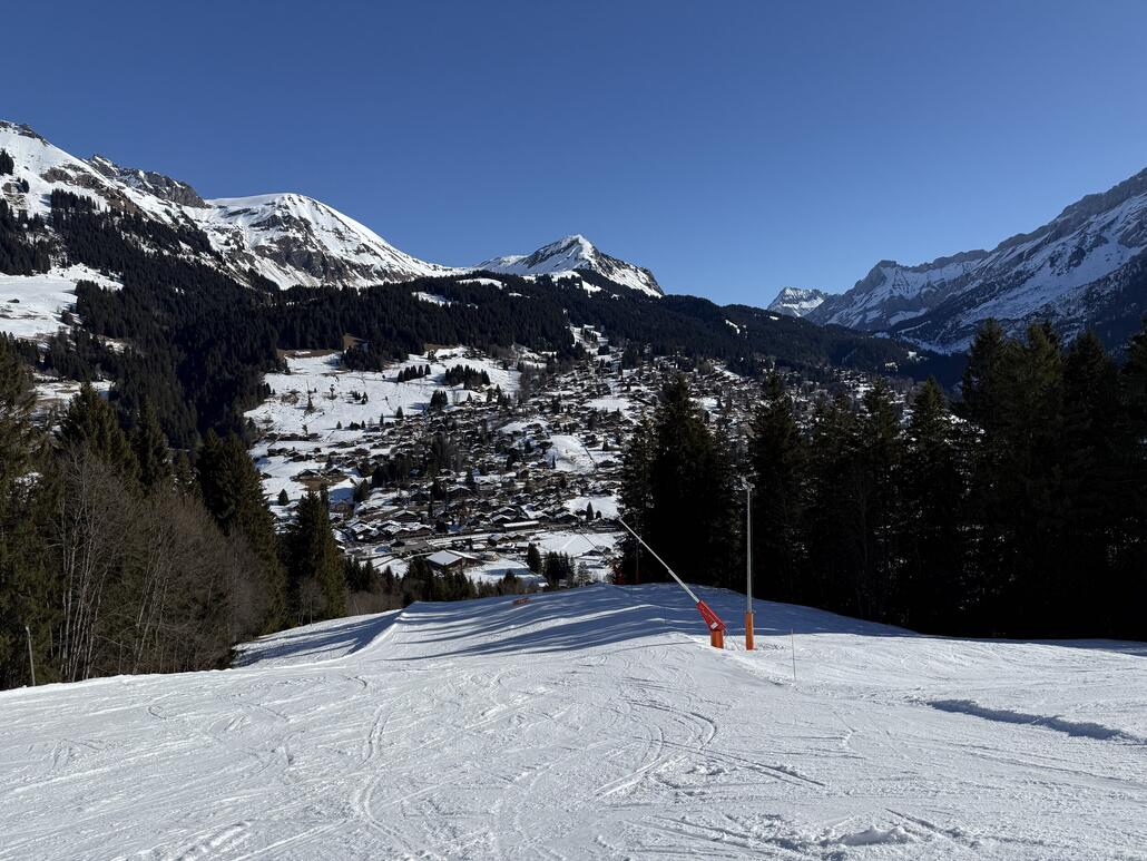 Wir folgen weiter die Talabfahrt nach Les Diablerets. Am Morgen noch schön und ruhig zu fahren.