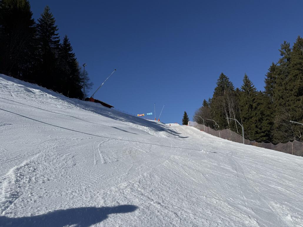 IMG_2985.jpeg (1.08 MiB) 693 mal betrachtet An unseren ersten Skitag kämpften wir hier bereits ein heftigen Sulzschlacht. Heute geht es um 10 Uhr noch ganz gut, aber bestimmt wird diese Stelle auch heute nicht "alt".