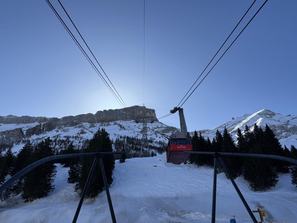 An der Talstation vom 125-PB zum Cabane angekommen ist der abfahrende Gondel bereits voll, aber die nächste fuhr recht zügig los. Ansonsten wartet man an Tagen mit weniger Betrieb jeweils 20 min.