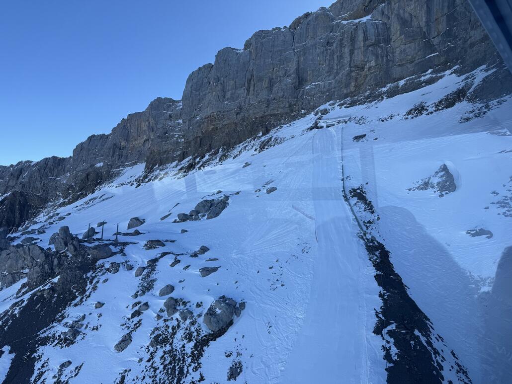 Aus der Kabine sehe ich zum ersten Mal die schwarze «Black Wall» Piste präpariert!