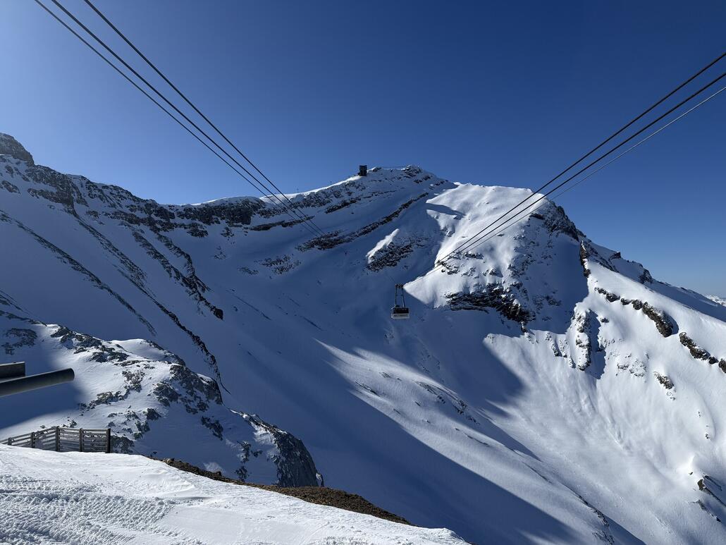 IMG_2988.jpeg (841.01 KiB) 693 mal betrachtet Auch die zweite Sektion nach «Scex Rouge» fährt gerade vollbesetzt ab, aber wir dürfen dann direkt auf die nächste Gondel. Wartezeit ist völlig ok.