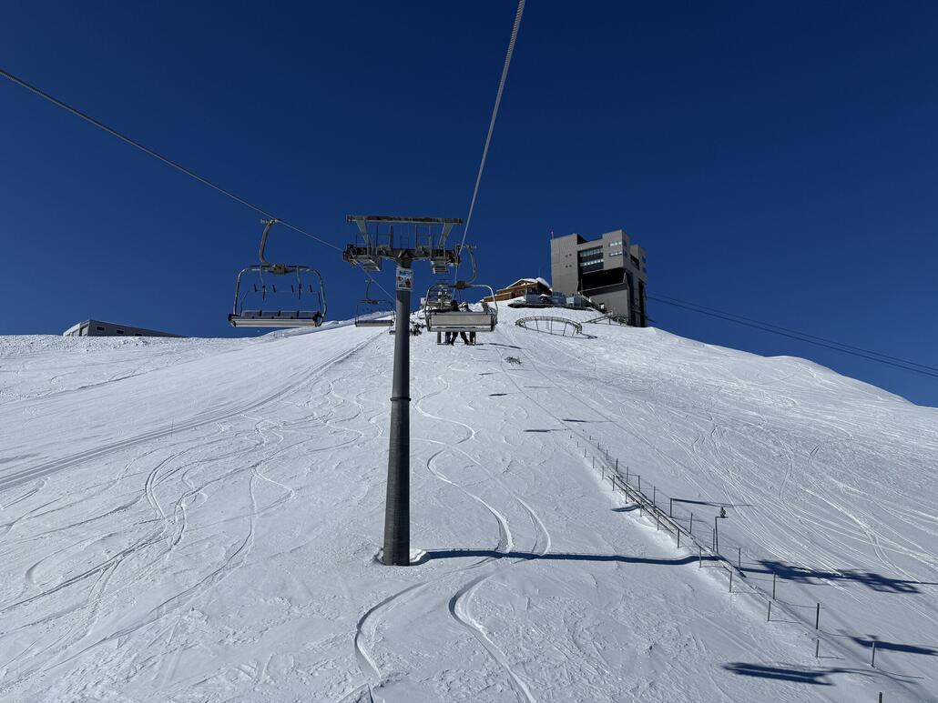 IMG_2991.jpeg (898.67 KiB) 693 mal betrachtet Die erste Fahrt mit der 4-SB war ein Fehler. Diese läuft wegen talwärts fahrende Gäste extremst lahm. 1,0 m/s, wenn überhaupt. Zwischendurch fuhr sie kurzfristig etwas schneller. Schon fasst frech.