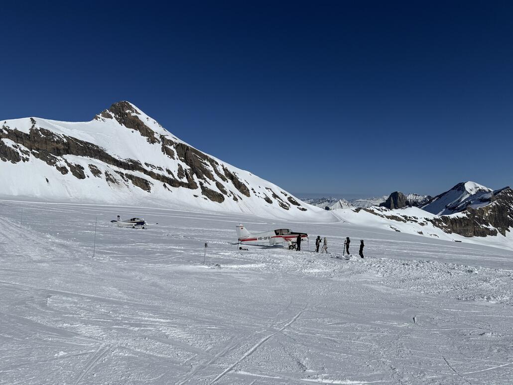 IMG_2999.jpeg (1015.71 KiB) 693 mal betrachtet Fliegerkollegen mit der «HB-SFB» und «HB-SFG». Zwei Robin Jodel Flugzeuge.