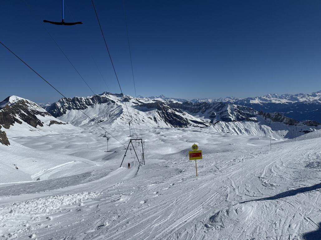 IMG_3004.jpeg (1.08 MiB) 693 mal betrachtet Oben ist sogar die «Yeti» Skiroute offen, wir präferieren jedoch jeweils die schöne präparierte Piste.