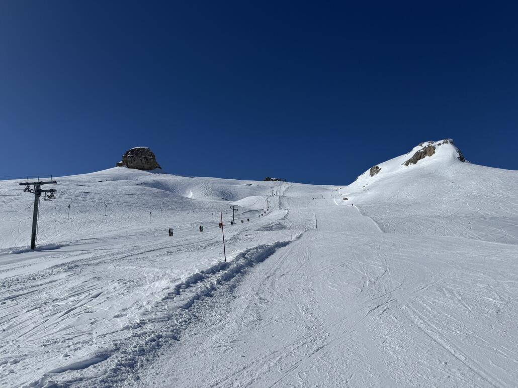 IMG_3007.jpeg (1.08 MiB) 693 mal betrachtet Die Skipisten sind hier ein Traum und werden gleich mehrmals von uns befahren!