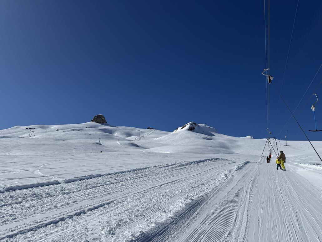 IMG_3009.jpeg (956.64 KiB) 693 mal betrachtet Blick aus dem Schlepplift «Tsanfleuron». Was für eine lange Anlage...