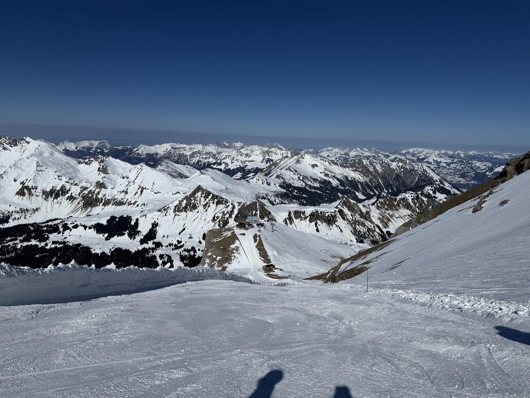 IMG_3012.jpeg (1.24 MiB) 693 mal betrachtet Es blieb uns nichts anders übrig als die «Red Run» zu fahren. Ebenfalls nett, aber kommt bei weitem nicht an die Oldenabfahrt ran!