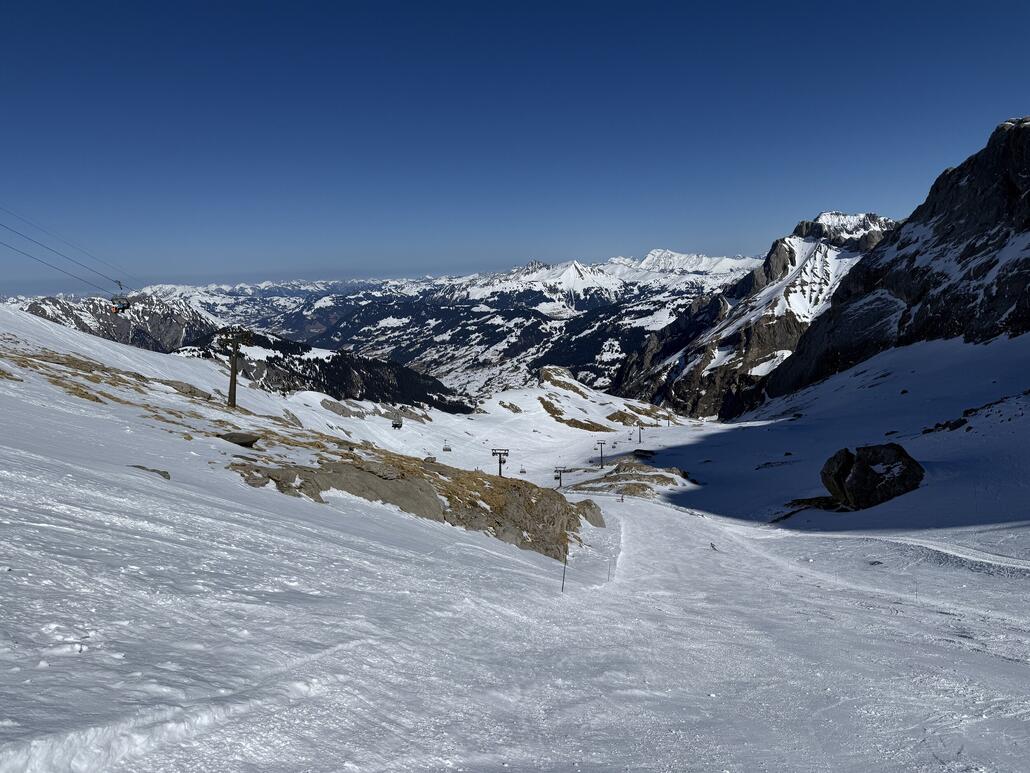 IMG_3013.jpeg (1.17 MiB) 693 mal betrachtet Dafür weiss die Martisberg recht gut zu überzeugen. Tolle Abfahrt mit auch hier noch griffigen Schnee!