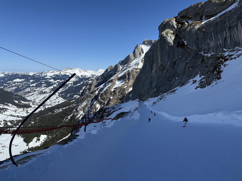 IMG_3021.jpeg (999.72 KiB) 693 mal betrachtet An einer Stelle wird sie bekanntlich recht schmal, läuft dafür spektakulair am Fels vorbei. Willkommen im Kanton Bern übrigens, der dritte Kanton von dieses Skigebiet.