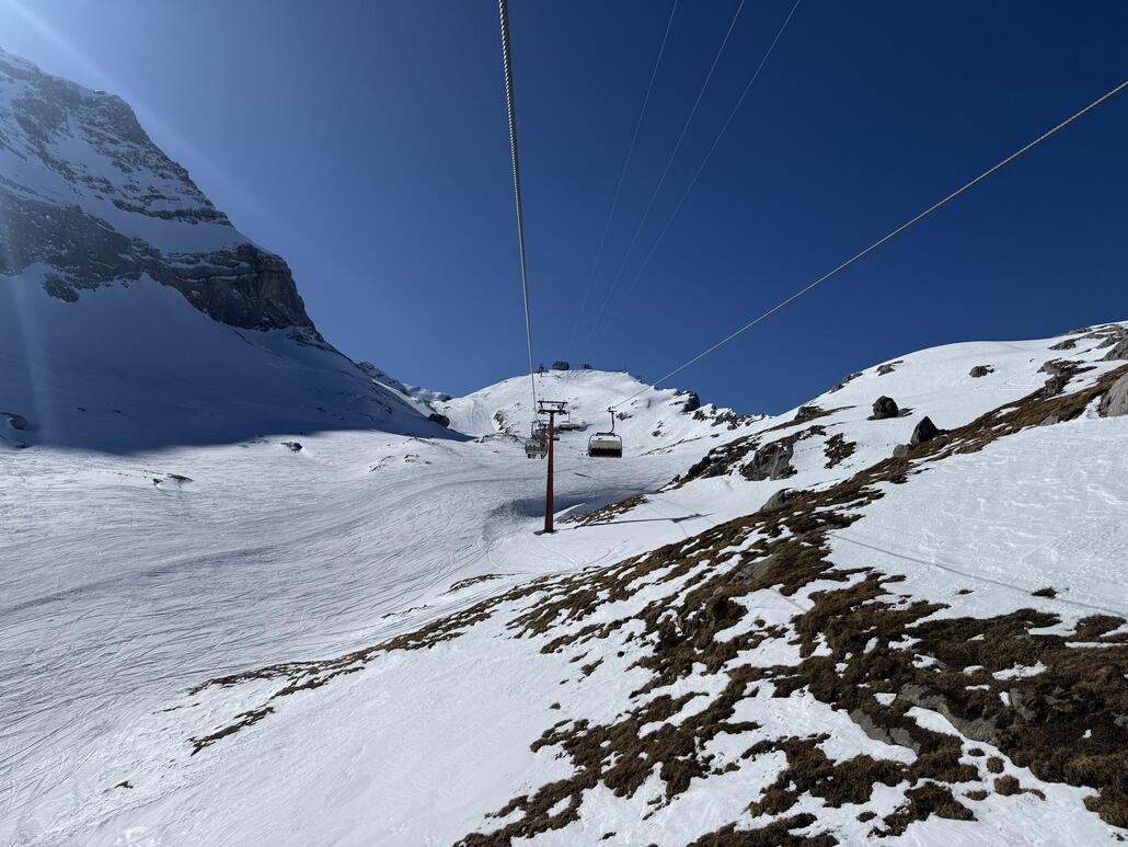 IMG_3023.jpeg (1.06 MiB) 693 mal betrachtet In der 4-KSB (mit Hauben) von Oldenegg nach Cabane, treffen wir auf ein redefreudige Mitfahrer. Er erklärt uns, dass die Black Wall erst zwei Tage geöffnet ist.