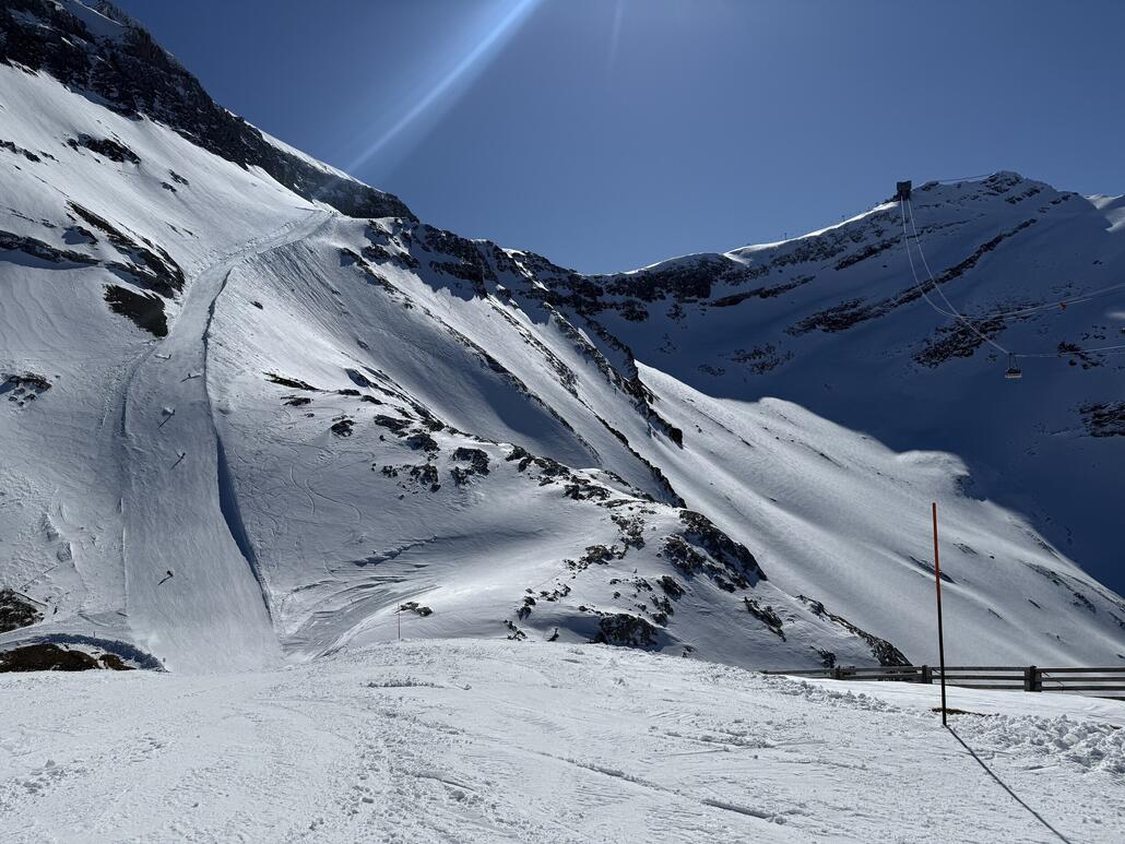 IMG_3026.jpeg (1.23 MiB) 693 mal betrachtet Gegenüber ein Blick auf die «Red Run». Der Abfahrt von der Bergstation zur Hütte war bereits sulzig verbuckelt.