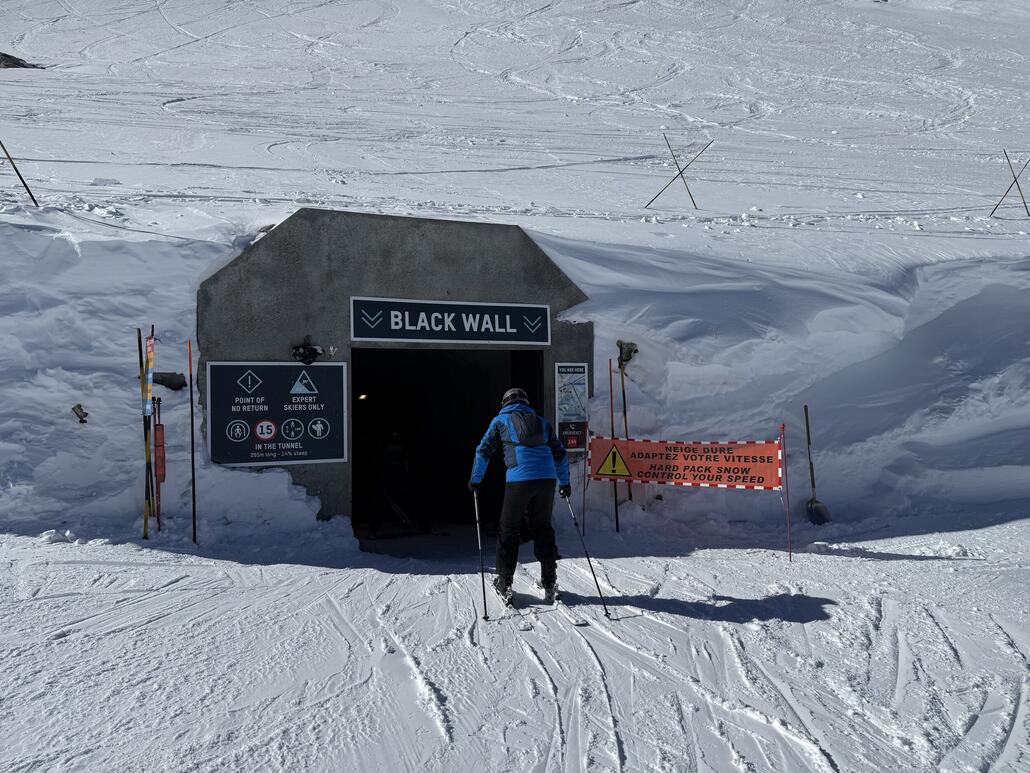 IMG_3030.jpeg (1.23 MiB) 693 mal betrachtet Point of no return. Es erwartet uns 46° Gefälle, sprich 104%. Witzig: Das "Tempolimit" im Tunnel ist 15 km/h und Snowboarder müssen abgeschnallt da durch.