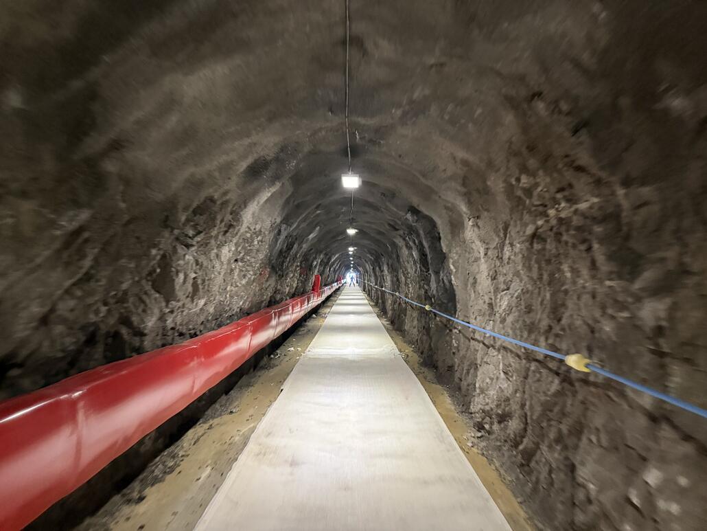 IMG_3031.jpeg (648.38 KiB) 693 mal betrachtet Der Tunnel selbst hat ein Gefälle von 14% und lässt sich über dem Teppich wunderbar herunter rutschen. Immer wenn etwas Schnee auf dem Teppich liegt wird man kurz etwas schneller. Beim Ausgang wird man jedoch durch ein anderen Art von Teppich quasi auf 0 herunter gebremst. Dadurch kann kaum jemand aus der Tunnel "geschossen" kommen.