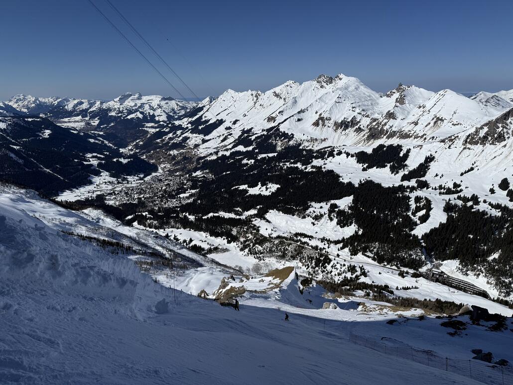 IMG_3032.jpeg (1.23 MiB) 693 mal betrachtet Direkt am Tunnelende startet der Steilhang. Wow! Das Gefälle kann man kaum auf ein Bild rüber bringen. Wahnsinn wie steil. Angeblich der steilste (präparierte) Skipiste der Welt, und sowieso die steilste der Schweiz.