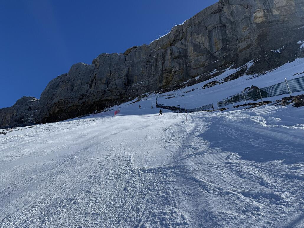 IMG_3034.jpeg (1.48 MiB) 693 mal betrachtet Krass. Wir fahren gemütlich runter. Der Schnee ist hart, aber griffig.
