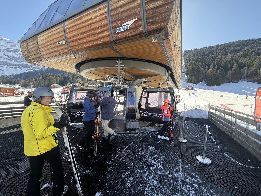 IMG_3044.jpeg (1.34 MiB) 693 mal betrachtet Zurück am «Diablerets Express» EUB. Jetzt geht die Reise einmal quer durchs Sulzskigebiet zurück nach Frience!