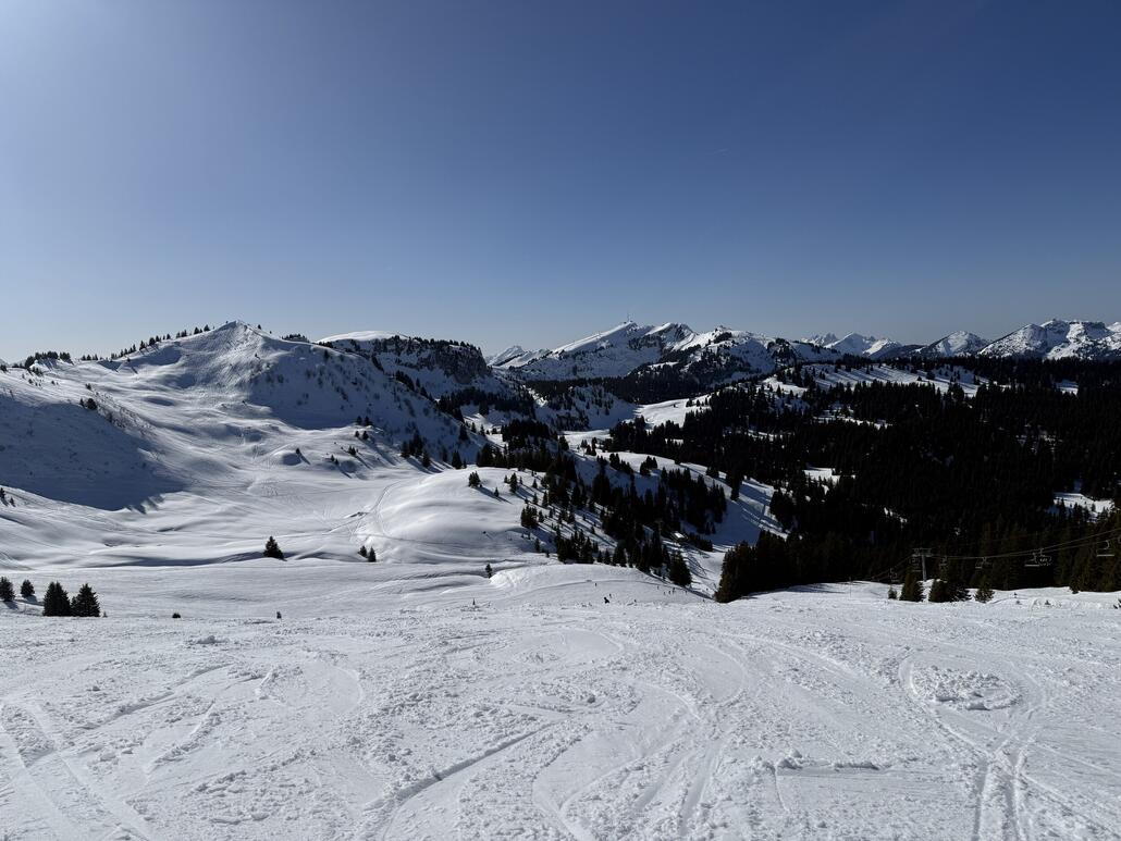 IMG_3048.jpeg (934.22 KiB) 693 mal betrachtet Bedeutend sulziger ist die Abfahrt von Meilleret runter nach Laouissalet. Wir fahren jedoch nur bis zur Verbindungsbahn nach Villars.
