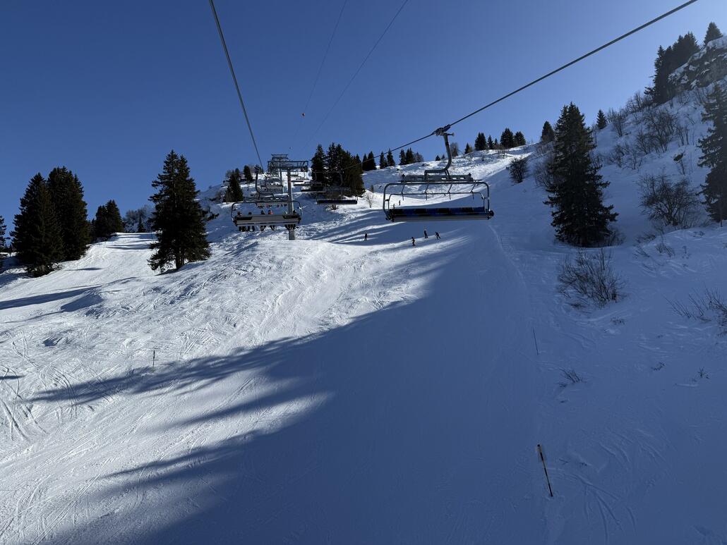 IMG_3049.jpeg (947.87 KiB) 693 mal betrachtet Einmal fahren wir mit der 8-KSB D-Line auf dem «Chaux Ronde». Die Pisten unterhalb sehen noch relativ brauchbar aus.